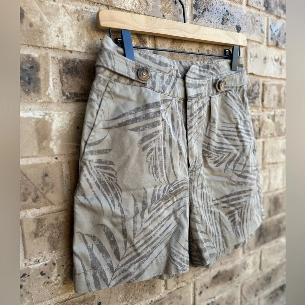 White House Black Market The Short 2 High Rise Palm Print Accent Waist